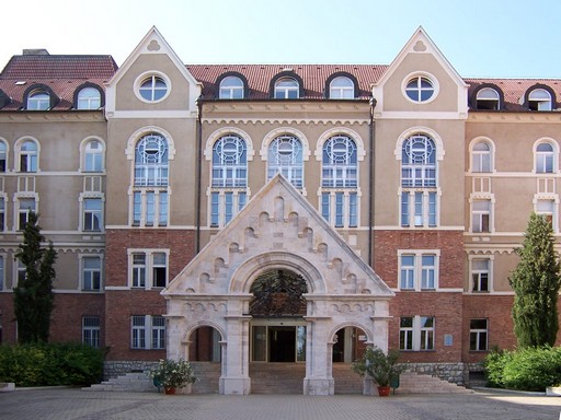 Pécsi Egyetem tornyos főbejárata, Kép: wikimedia