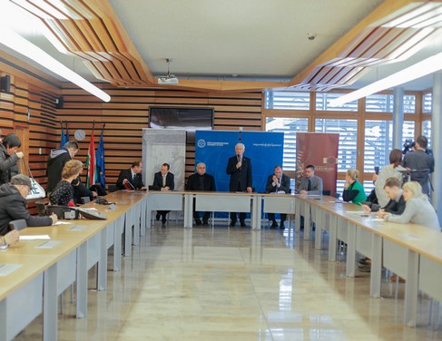 Pécsi egyetemi sajtótájékotató, két hosszú asztal mellett ülnek az újságírók: Kép Csortos Szabolcs/UnivPécs