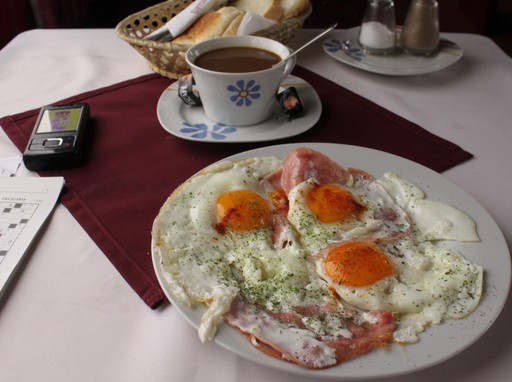 Sonkás-tojásos reggeli, mellette díszes csészében tea, Kép: wikimedia 