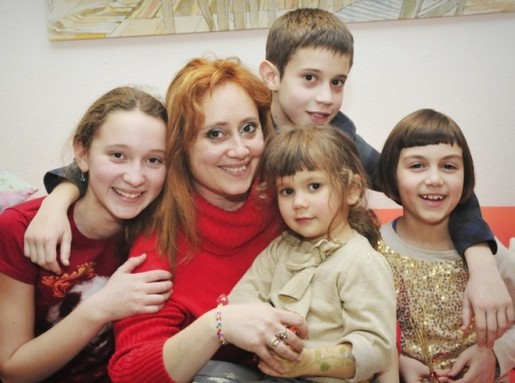 Regős Judit és négy gyerek, Kép: sajtóanyag