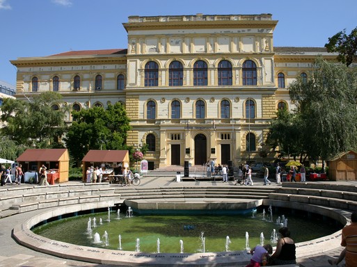 Szegedi Tudományegyetem épülete, külső, nyári felvétel, Kép: wikimedia