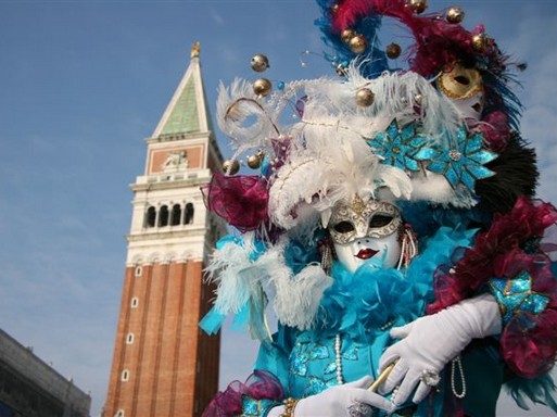 Velencei karnevál, klasszikus maskarában egy úr, Kép: wikipedia 