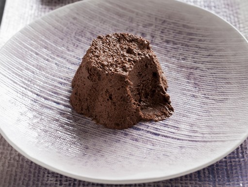 Csokimuosse fehér tányéron, Kép: Kövesdi Réka