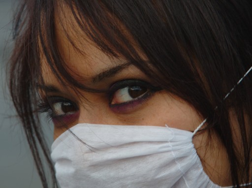 Barna nő közelről, orrán fehér egészségügyi maszk, Kép: flickr 