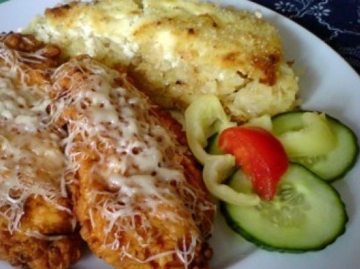 Tejfölben pácolt csirkemell terpsis reszelt krumplival:, uborka és paprika díszítéssel, Kép: NoSalty