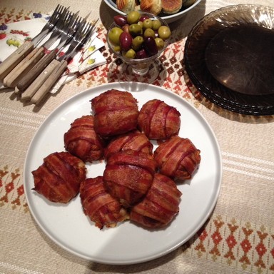 Baconba csavart fasírt, mellette tálaláshoz szükséges evőeszközök, tányérok, Kép: László Márta