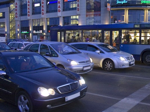 Autós forgalom Budapesten, az Örs vezér téren, Kép: wikimedia