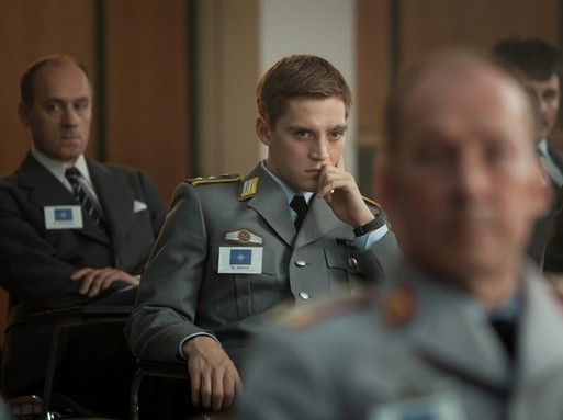 Kolibri eligazításon ül katonai egyenruhában, Kép: RTL