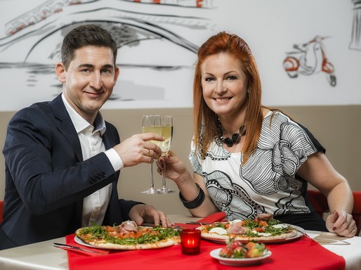 Kovács Zoltán és Keleti Andi táncospár pizzát eszik és koccint, Kép: Vanik Zoltán 