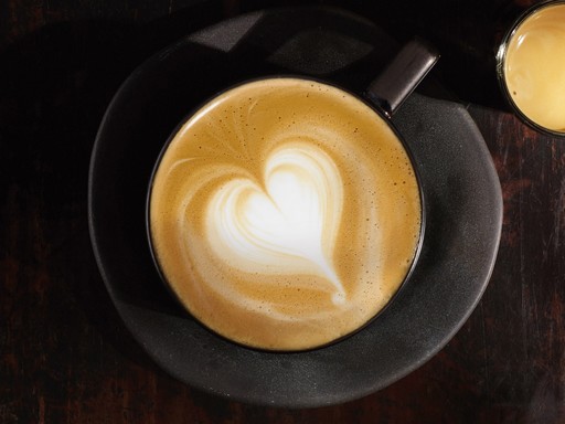 Egy czésze kávé felülről, ahol szív alakú forma látható, Kép: Starbucks