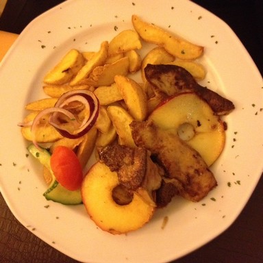 Fehér tányéron sült libamáj-, almaszeletek sült krumplival, Kép: Polákovics Zsófi  
