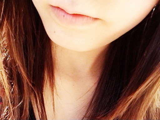 Hosszú hajú barna lány nyaka közeliben, Kép: freeimages