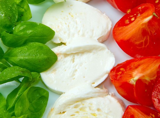 Olasz zászló zöld bazsalikomból, fehér sajtból és piros paradicsomból, Kép: sajtóanyag