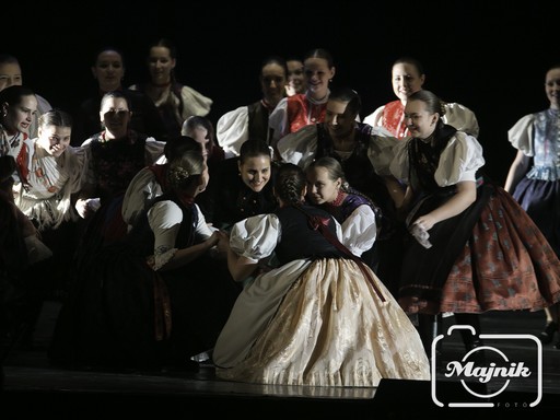 Palóc Madonnák című előadás, táncosok nagyon figyelnek, mosolyognak, csoportkép, Kép: Majnik