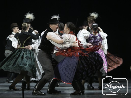 Táncosok ropják a MÜPA színpadán, Fotó: Majnik  