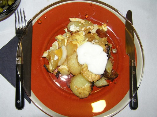 Rakott krumpli tányéron, tejfellel a tetején, Kép: László Márta