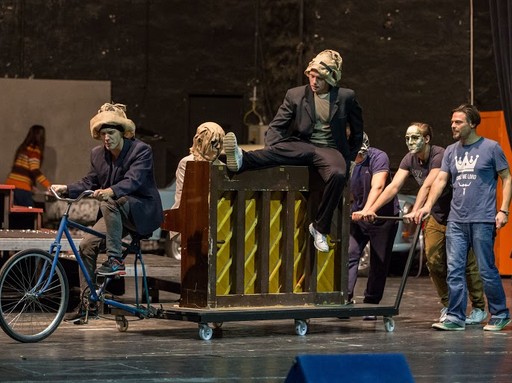 Egy kerépár húz egy trélert, azon egy zongora, Rómeó és Júlia próba, Kép: Csokonai Színház