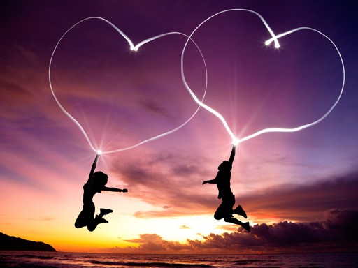 Fikció, egy fiatal pár képzeletbeli szíveket fog és repül a tengerpart felett, Kép: domboportal