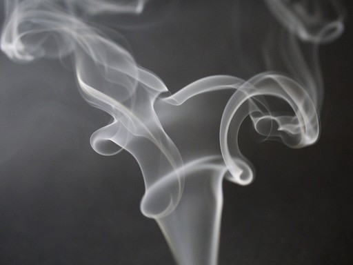 Sötétszürke háttér előtt cigarettafüst gomolyog, Kép: pixabay