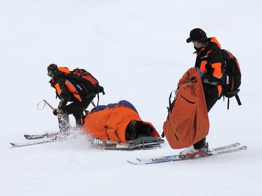 Két hegyi mentő lehozza a hegyről a balesetet szenvedő síelőt, Kép: pixabay  