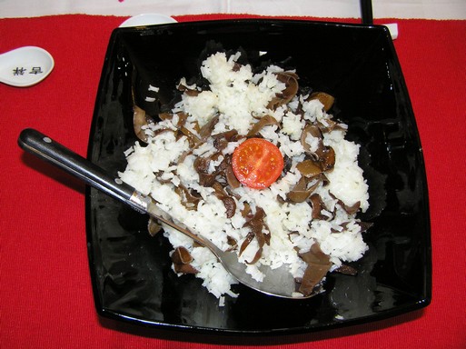 Fafülgombás rizs fekete tálban, piros alátéttel, Kép: László Márta