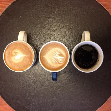 Három csésze kávé felülről, kettő tetjén szivecske a tejhabban, Kép: Starbucks