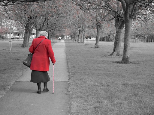 Idős hölgy piros kabátban, bottal, hátulról, Kép: publicdomainpictures