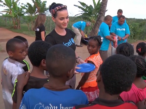 Katy Perry, a UNICEF követe a gyerekekkel, Kép: Nickelodeon
