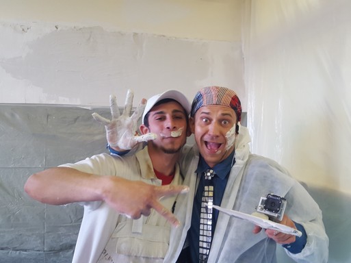 Két festékes férfi bohóckodik, Kép: Music Fm