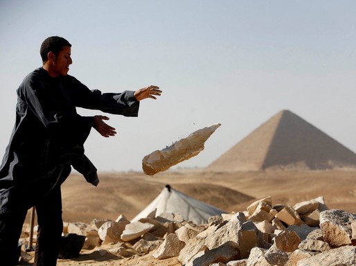 Régészeti feltárás Egyiptomban, hátul egy piramis, Kép: Ko-Q 