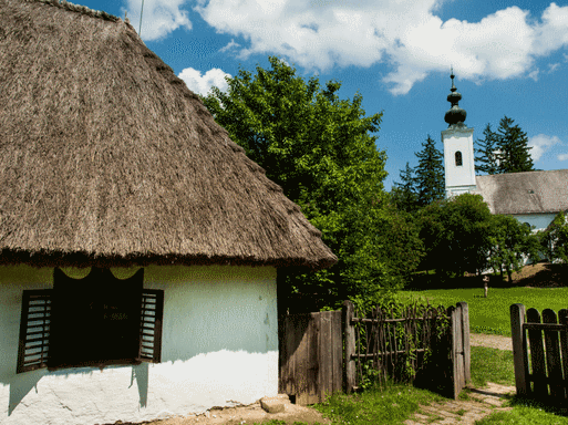 Szenna, falumúzeum kis házzal, templommal, Kép: trivago