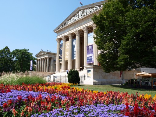 Szépművészeti Múzeum külső, előtte virágágyás, Kép: wikimedia 