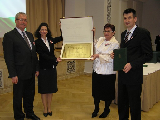 A minőséget jelentő táblát átveszi Dr. Magyar Szabolcs (jobbra), Kép: szt 