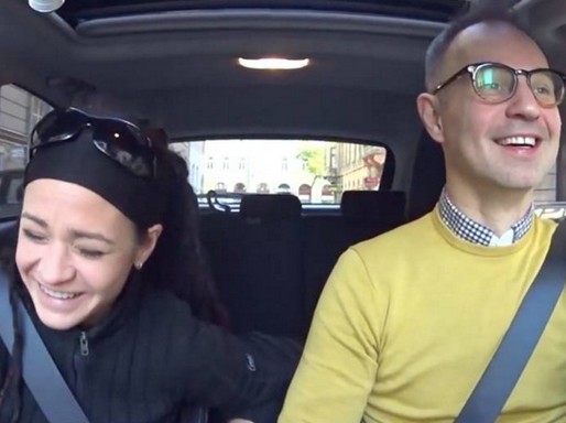 Gépkocsiban ül Terecskei Rita és Garami Gabor, mindekettwn nagyon nevetnek,Kép sajtóanyag