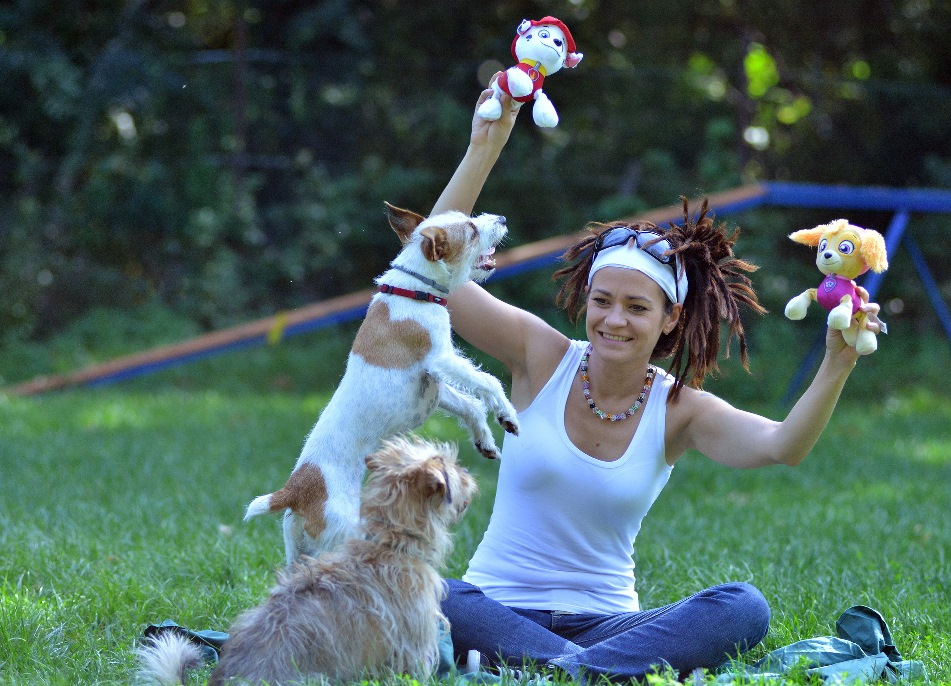 Terecskei Rita kutyusaival játszik, Kép: sajtóanyag