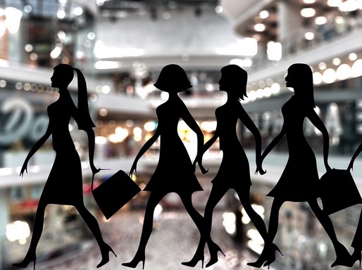 Háttérben gy pláza elmosódott képe, előtérben vásárló nők fekete sziluettjei Kép: pixabay