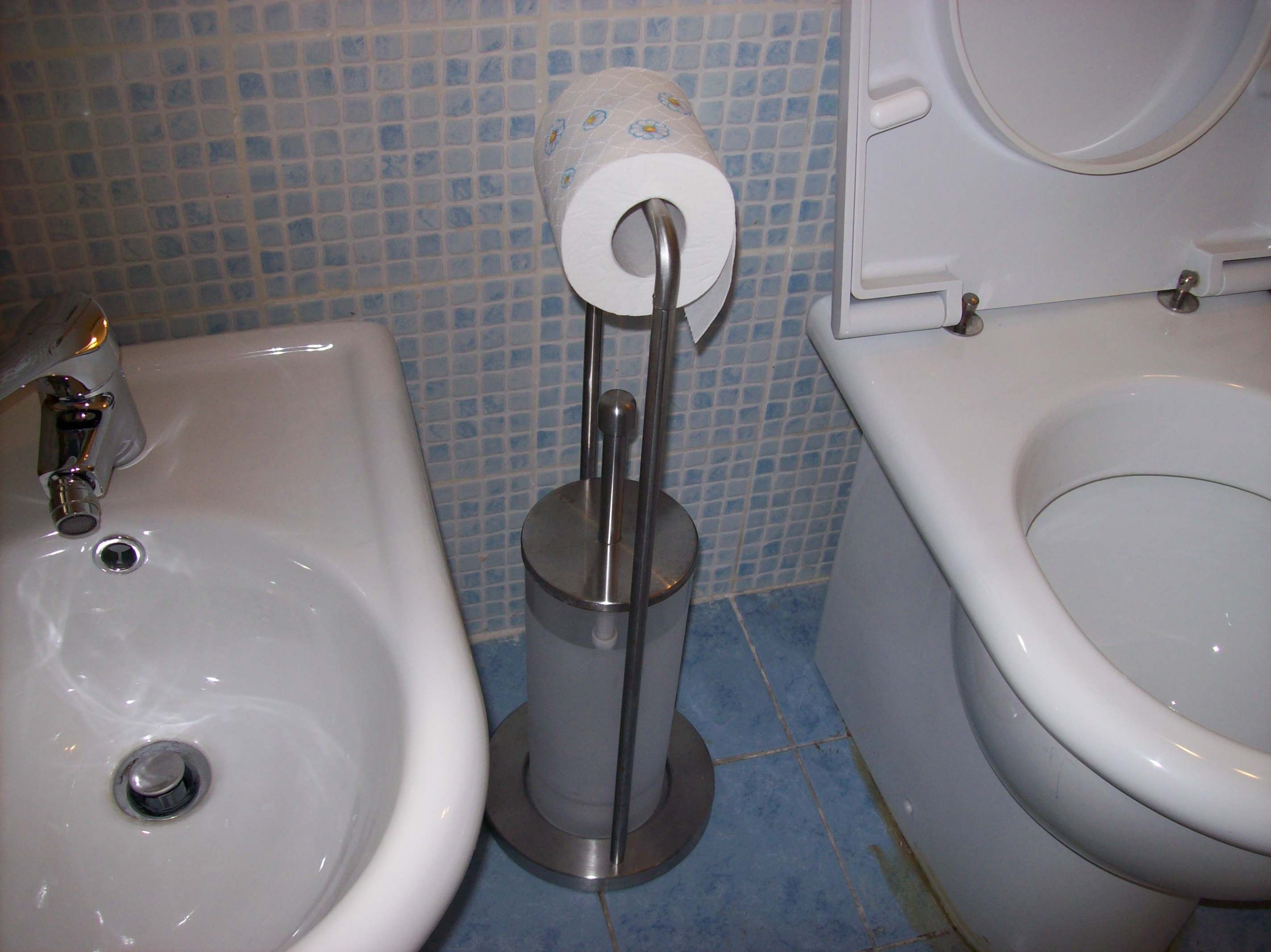 Fehér WC-papír, bidé, toalet, Kép: wikimedia