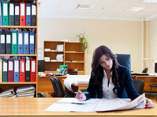 Női dolgozó az irodában, Kép: pixaby