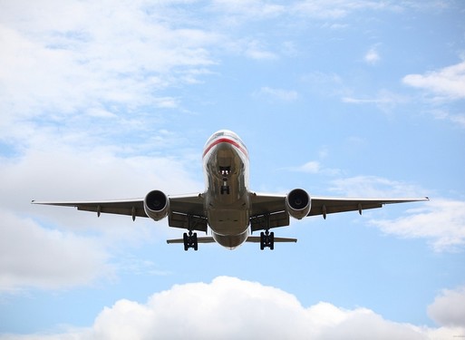 Utasszállító repülőgép alulról fotózva, Kép: pixabay