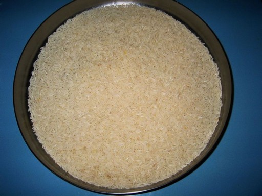 Kék abroszon egy tál nyers rizs, Kép: wikimedia