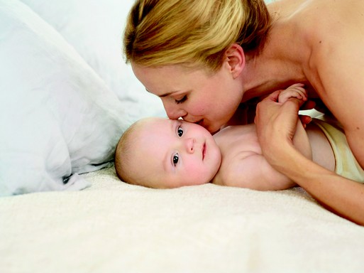 Anyuka puszilgatja a kisbabáját, Kép: Weleda 