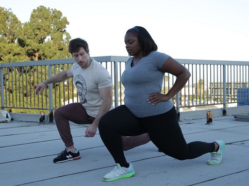 Edzővel tornázik egy túlsúlyos nő, Kép: TLC