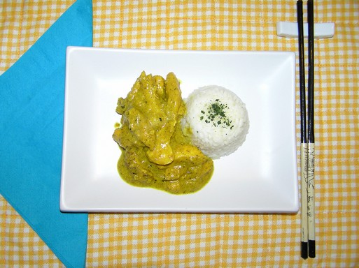 Sárga abroszon téglalap alakú fehér tányéron az étel, mellette pálcika, Kép: László Márta