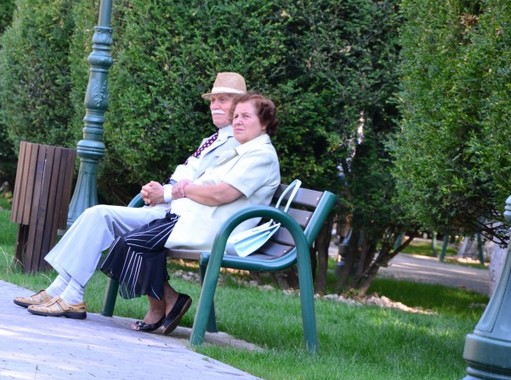 Idősek egy parki padon, Kép: publicdomainpictures