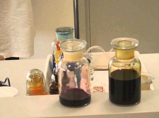 Jódkísérletek: üvegcsék, benne különböző módon oldott jód, Kép: ytimg.com