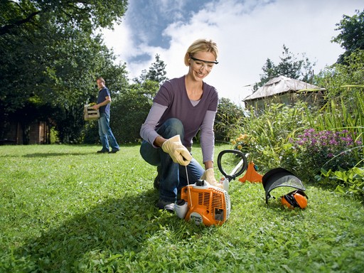 Előtérben egy hölgy, a háttérben egy férfi kertészkedik, Kép: sajtóanyag 