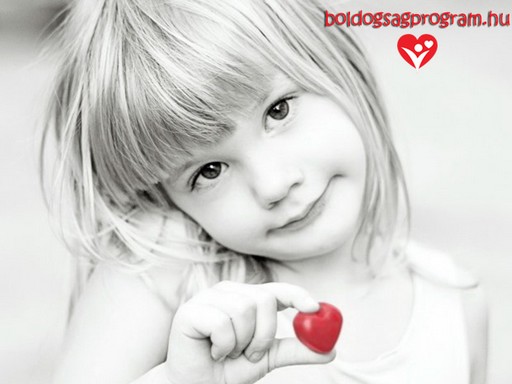 Aranyos szőke kislány kezében egy kis piros szívet tart, Kép: Boldogságprogram 