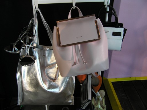 Ezüst, rózsaszín és fehér-fekete női táska, Kép: László Márta 