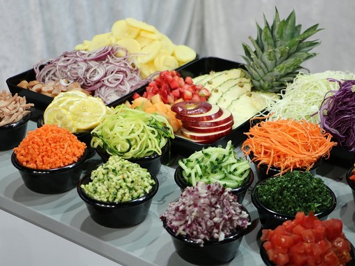 Zöldségek, gyümölcsök frissen szeletelve tálkákban, Kép: pixabay