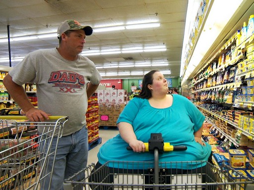 Elhízott nő motoros kocsiról vásárol egy közértben, Kép: TLC